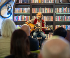 Andrea Angelini grający na gitarze, widok z widowni (photo)