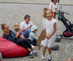 Dziewczynka jeżdżąca na koniu na patyku (photo)