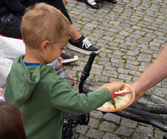 Chłopiec kręcący busolą (photo)