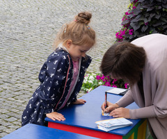 Dziewczynka czekająca na wypełnienie biletu (photo)