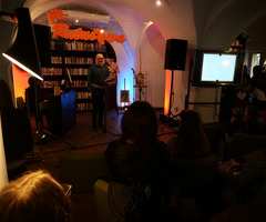  (photo)