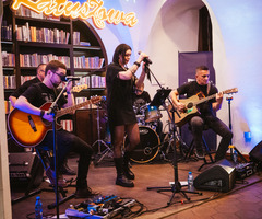  (photo)