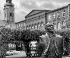 Zmarł dr Norbert Sarnecki – autor rzeźby Stanisława Grochowiaka na pl. Jana Metziga