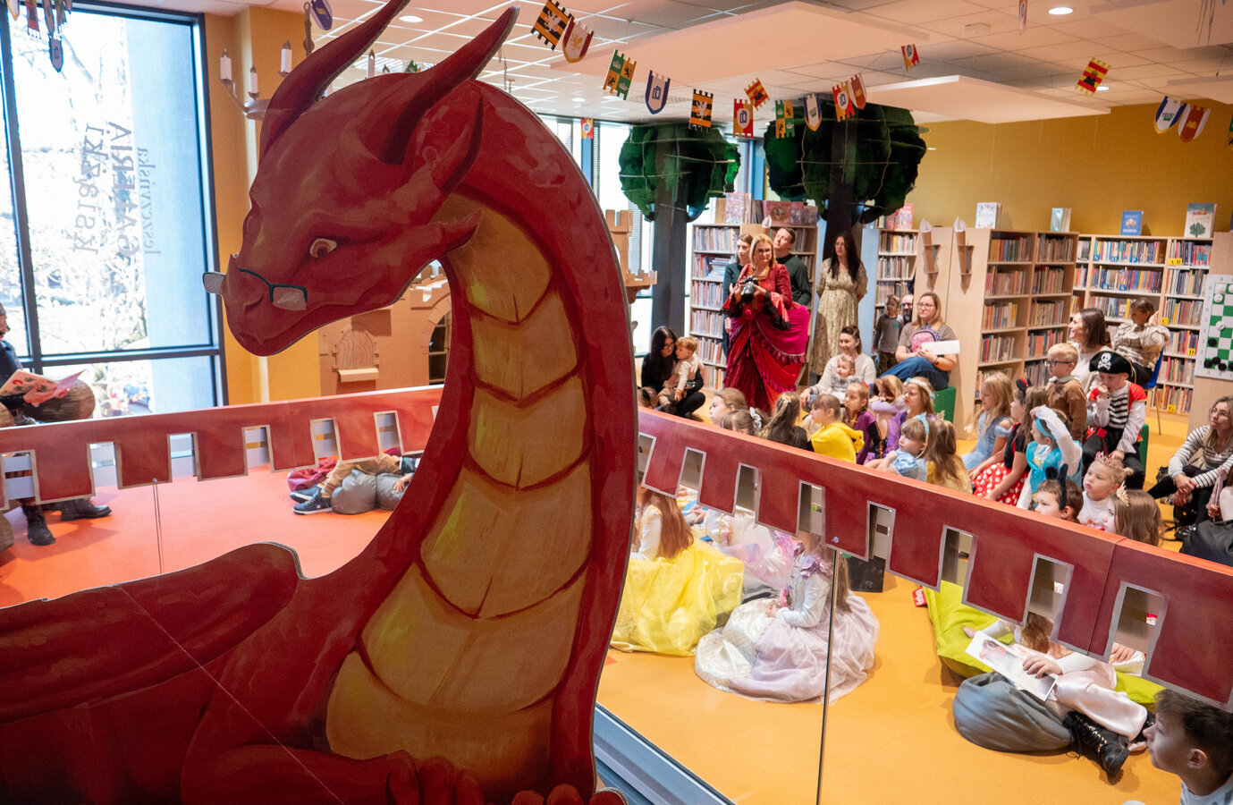 Werner Kenkel czyta dzieciom - Królestwo Bajek w Bibliotece