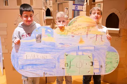 Dzieci pokazują pracę plastyczną inspirowaną opowieścią.