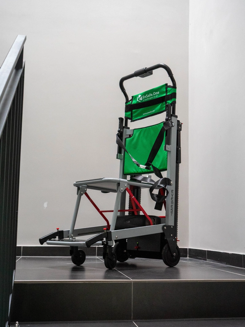 Biblioteka dostępna i bezpieczna - nowe krzesła ewakuacyjne już są!