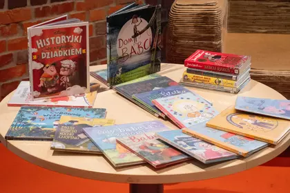 Stolik z książkami dla dzieci przygotowany na zajęcia w bibliotece.
