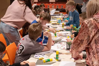 Warsztaty plastyczne dla dzieci i dorosłych przy wspólnym stole.