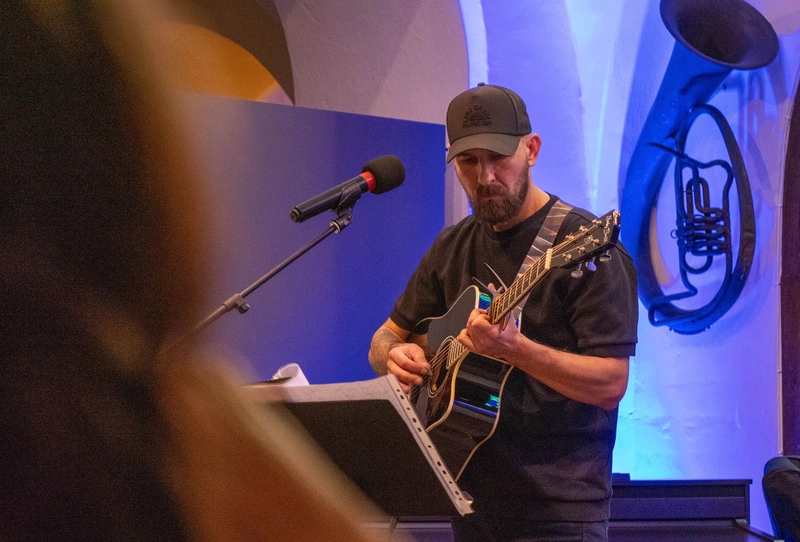 Gitara, słowo i cisza. Koncert Piotra Radke w Bibliotece Ratuszowej