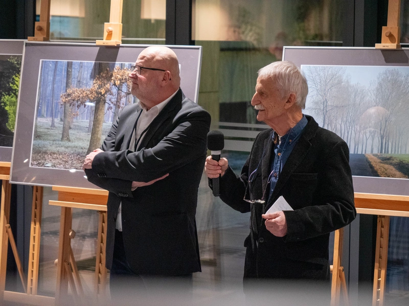 Wystawa pełna kontrastów i refleksji - Marek Chwistek w centrum uwagi