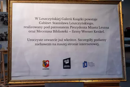Plansza informująca o powstaniu Gabinetu Stanisława Leszczyńskiego w Leszczyńskiej Galerii Książki.