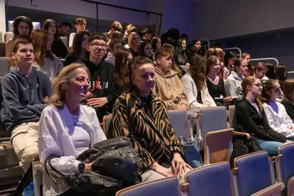 Publiczność siedzi w sali kinowej i ogląda projekcję filmu.