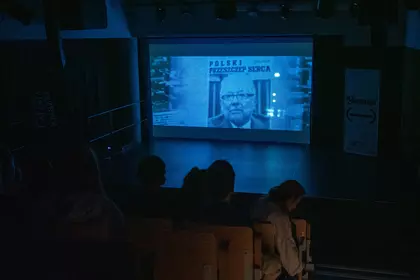 Ekran kinowy podczas projekcji filmu.