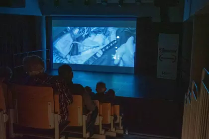 Widok sali kinowej podczas projekcji filmu.