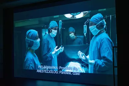 Kadr z filmu przedstawiający personel medyczny na sali operacyjnej.