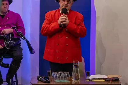 Prowadzący przemawia do uczestników wydarzenia.