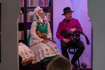 Muzycy siedzą na scenie podczas wydarzenia.