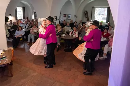 Para tańczy przed siedzącą publicznością.