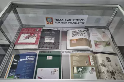 Gablota z książkami i materiałami związanymi z filatelistyką.