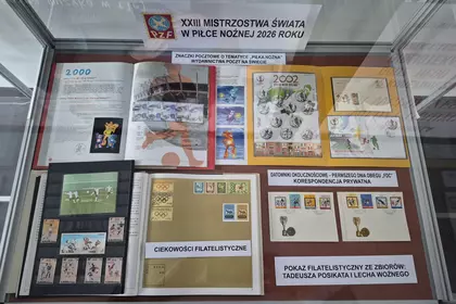 Gablota z kolekcją znaczków i materiałów o piłce nożnej.