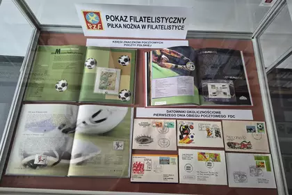 Ekspozycja filatelistyczna poświęcona piłce nożnej i znaczkom sportowym.