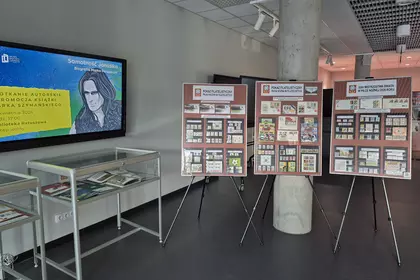 Wystawa filatelistyczna prezentowana obok ekranów multimedialnych.