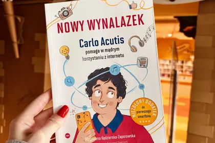 Książka „Nowy wynalazek” z ilustracją chłopca trzymającego telefon.
