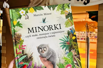 Książka „Minorki” z ilustracją małego zwierzęcia na okładce.