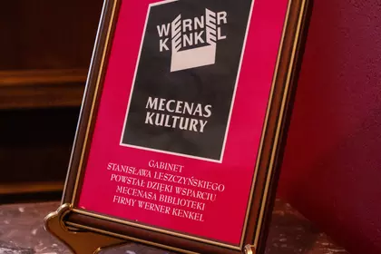 Pamiątkowa tablica z napisem „Mecenas Kultury”.