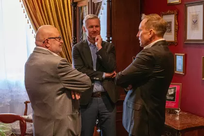 Uczestnicy wydarzenia rozmawiają przy dużej mapie ściennej.