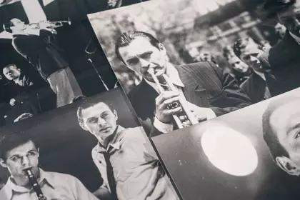 Czarno-białe fotografie mężczyzn grających na instrumentach.