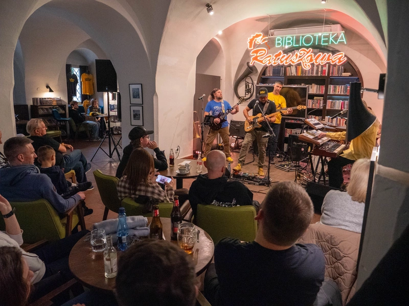 Muzyczna podróż przez „Żółtszy odcień śniegu”