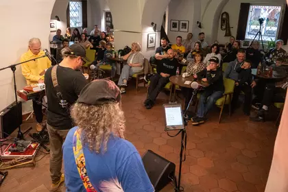 Widok na koncert i publiczność zgromadzoną w sali Biblioteki Ratuszowej.