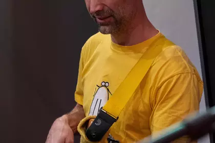Basista gra na gitarze basowej podczas koncertu.