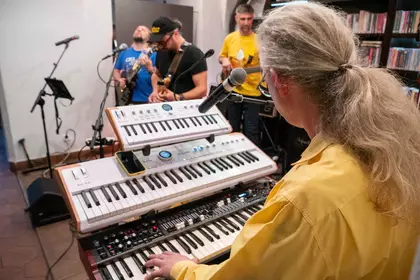 Muzyk gra na instrumentach klawiszowych podczas koncertu.