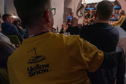 Publiczność ogląda koncert zespołu Yellow Snow.