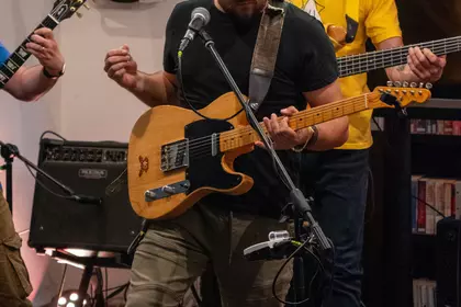 Zbliżenie na gitarę elektryczną podczas koncertu.