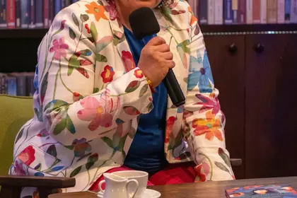 Zbliżenie na autorkę podczas spotkania z czytelnikami.