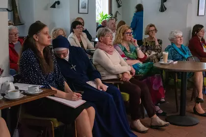 Publiczność uczestniczy w spotkaniu autorskim i słucha rozmowy z psycholog Agatą Rusak.