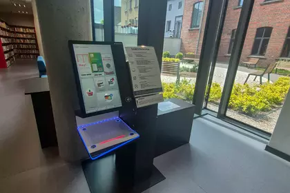 Urządzenie do samodzielnego wypożyczania książek w przestrzeni biblioteki.