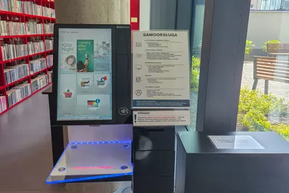 Urządzenie do samodzielnego wypożyczania książek w przestrzeni biblioteki.