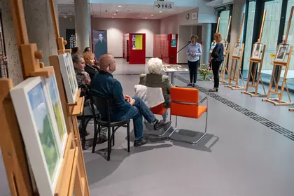 Spotkanie autorskie i rozmowa z Małgorzatą Grzybowską w przestrzeni galerii bibliotecznej.