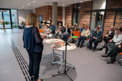 Prezentacja twórczości Małgorzaty Grzybowskiej przed zgromadzoną publicznością.