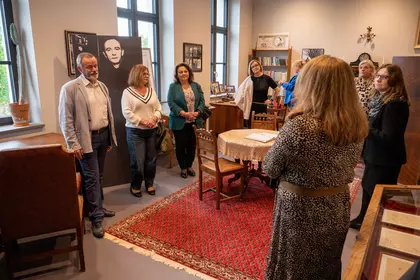 Zwiedzanie ekspozycji poświęconej Stanisławowi Grochowiakowi w bibliotece.