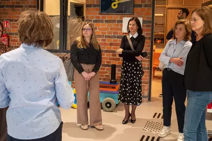 Prezentacja przestrzeni dla najmłodszych podczas wizyty studyjnej w bibliotece.