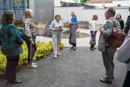 Uczestnicy wizyty studyjnej zwiedzają patio biblioteki w Lesznie.