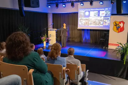 Prelegentka prowadzi prezentację o programie International Baccalaureate.