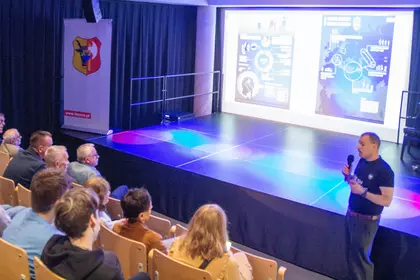 Prelekcja w sali audiowizualnej Miejskiej Biblioteki Publicznej w Lesznie.