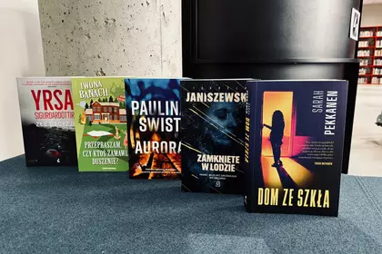 Ekspozycja książek w przestrzeni biblioteki. 