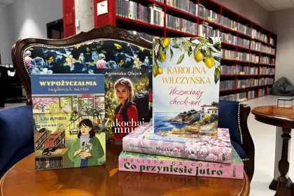 Ekspozycja książek w przestrzeni biblioteki. 